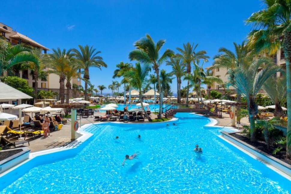 Een foto van het zwembad bij GF Gran Costa Adeje