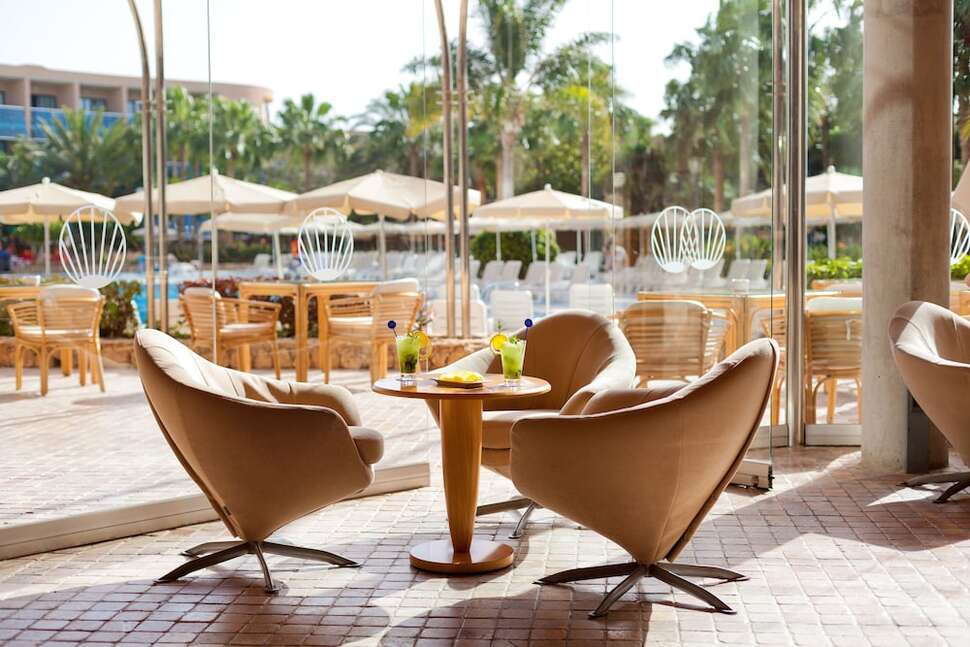 Een foto van het terras bij MUR Hotel Faro Jandia