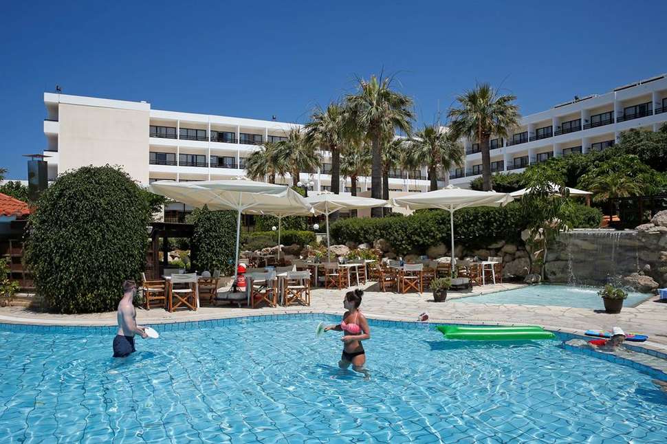Een foto van het zwembad bij Avanti Hotel