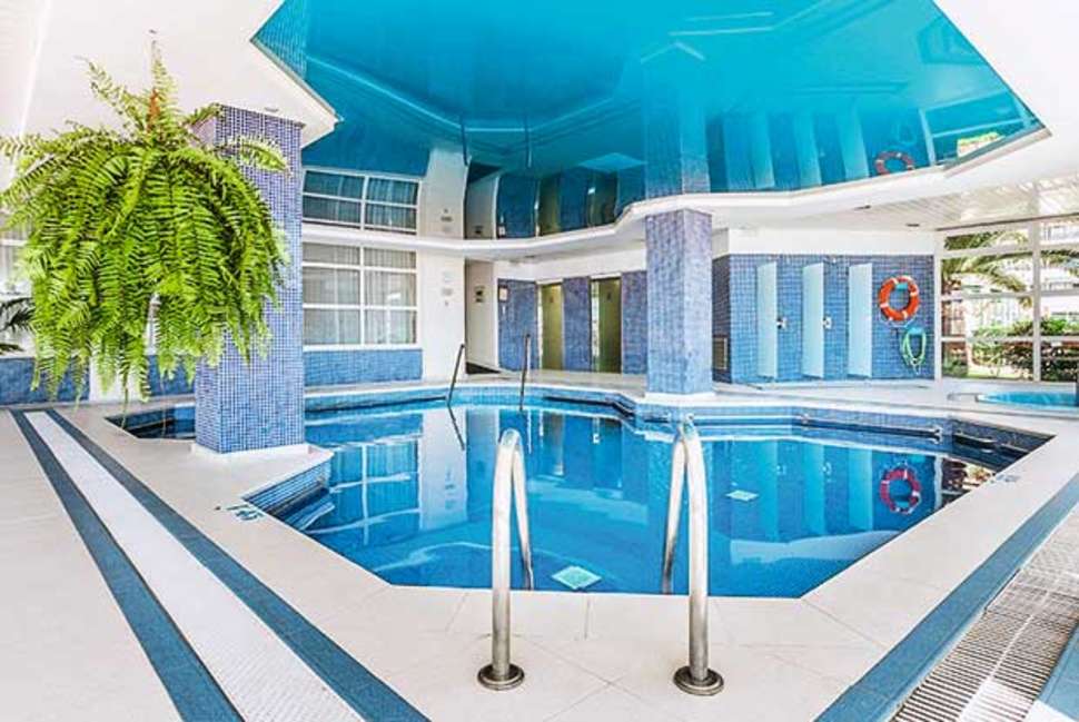 Een foto van het zwembad bij Allsun Hotel Borneo