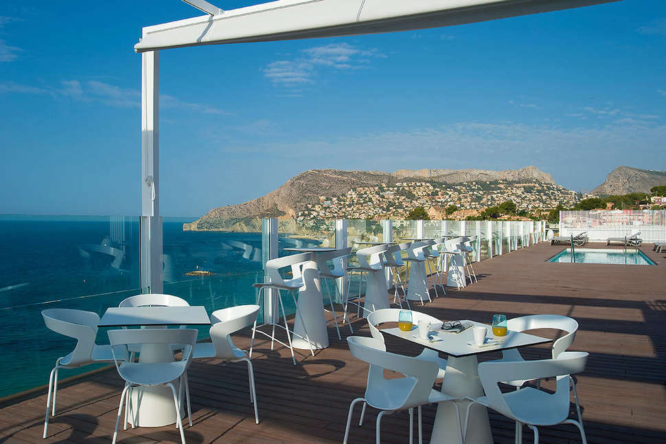 Een foto van het terras bij Hotel Bahia Calpe by Pierre & Vacances