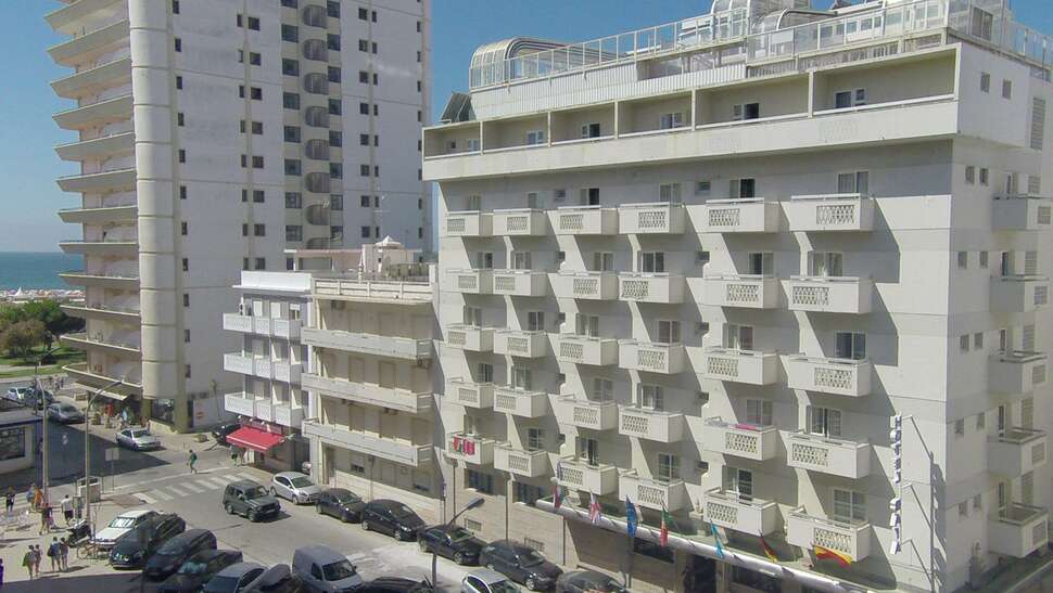 Een foto van de buitenkant van Baia Beach Hotel