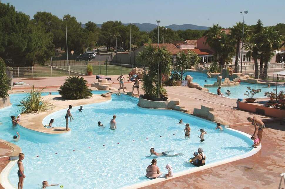 Een foto van het zwembad bij Parc Saint James Oasis Village