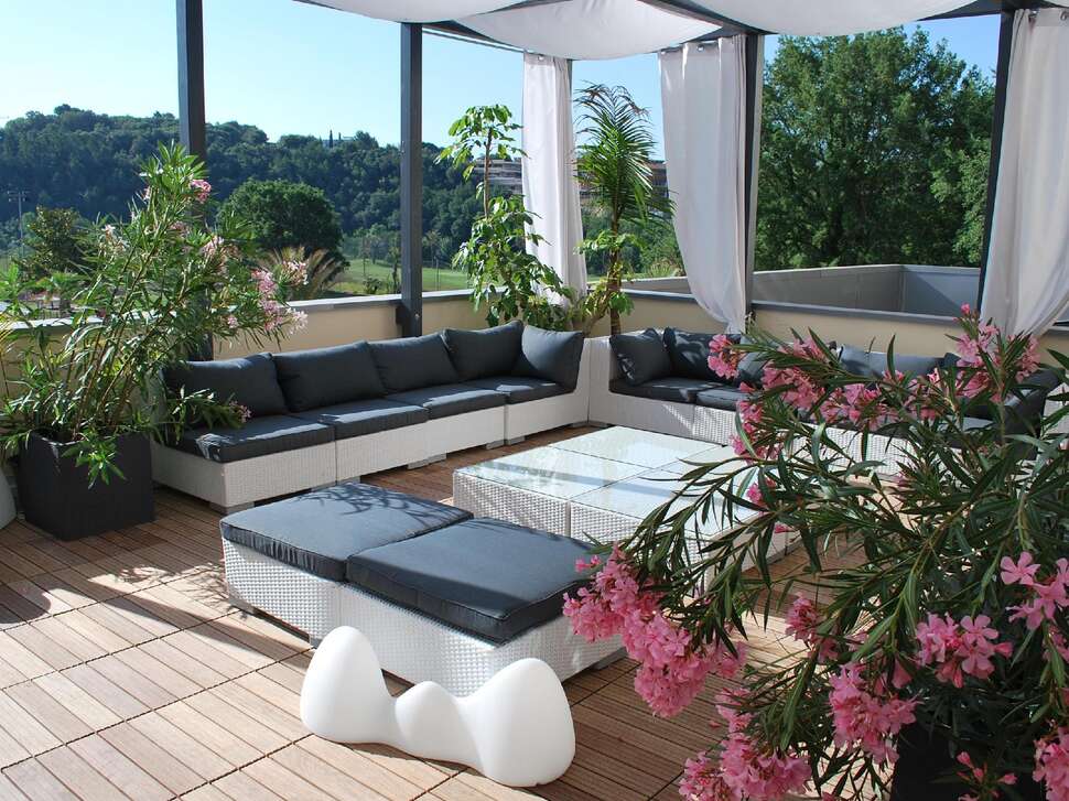 Een foto van het terras bij Mouratoglou Resort