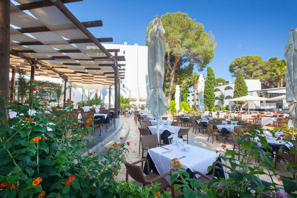Een foto van het terras bij Magic Life Cala Pada