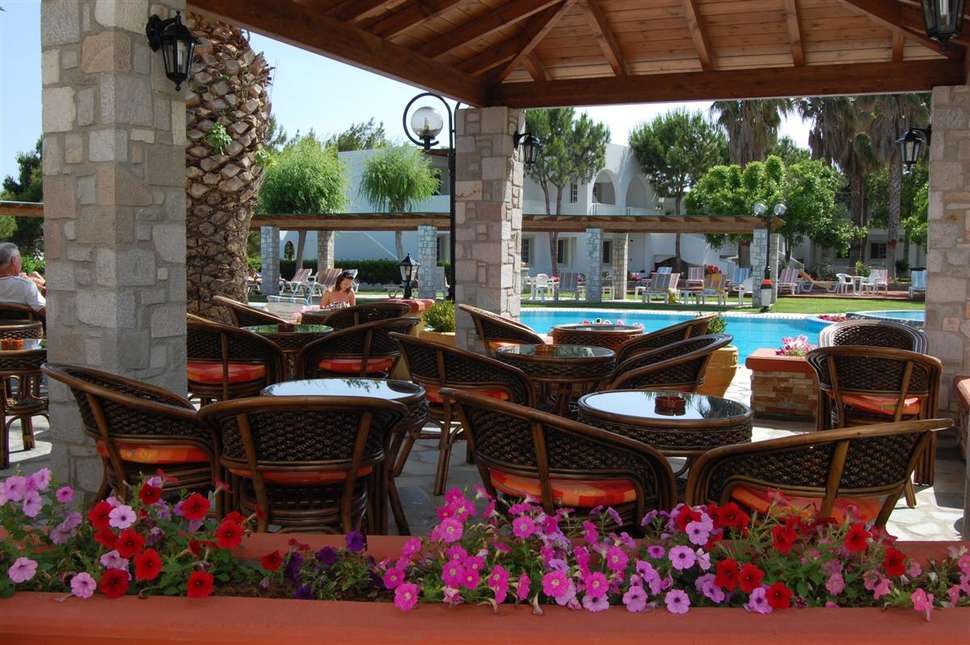 Een foto van het terras bij Hotel Palladium