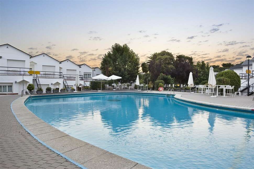 Een foto van het zwembad bij Hotel Osuna