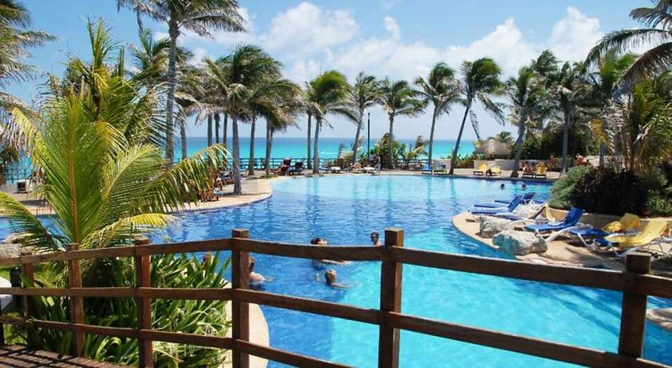 Een foto van het zwembad bij Grand Oasis Cancun