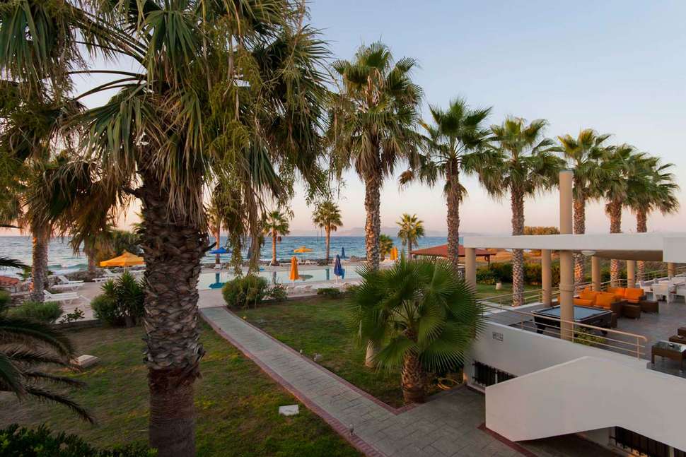 Een foto van de buitenkant van Irina Beach Aparthotel