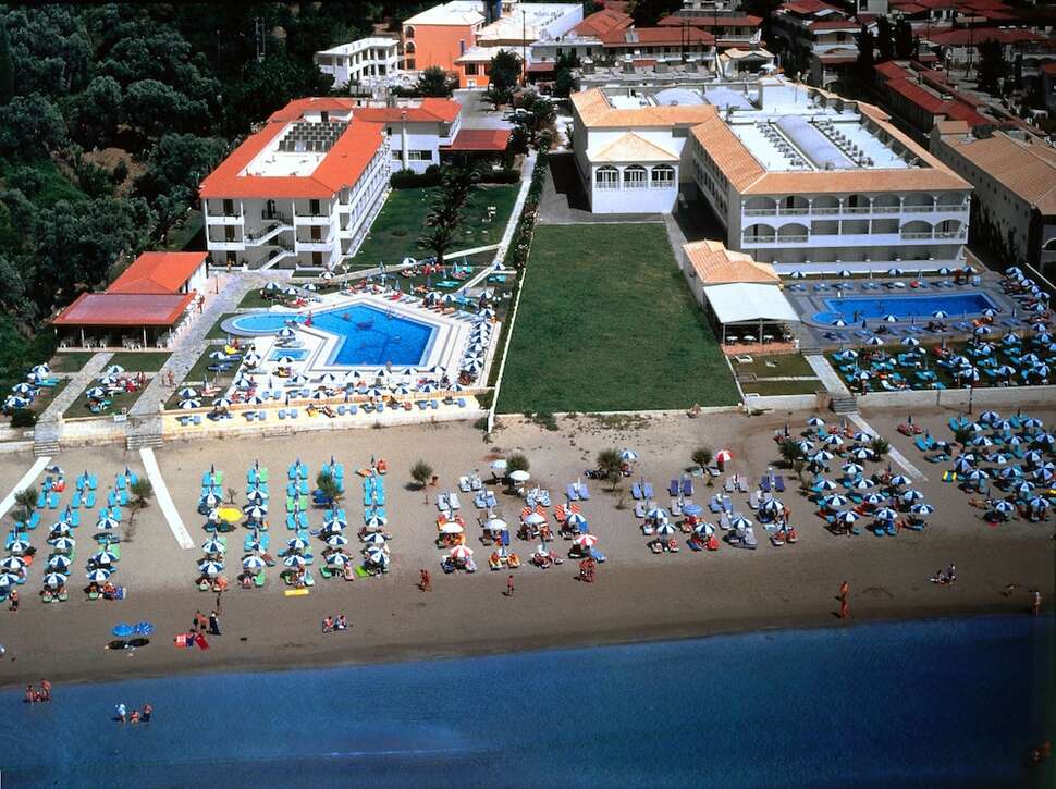 Een foto van de buitenkant van Astir Beach Hotel