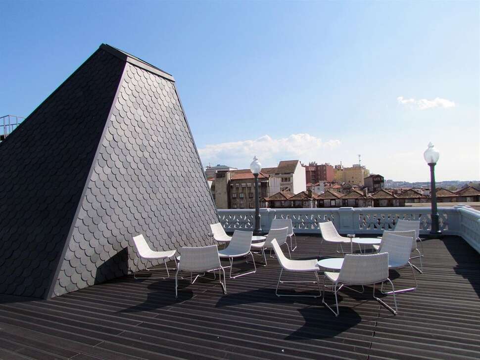 Een foto van het terras bij Grande Hotel Do Porto