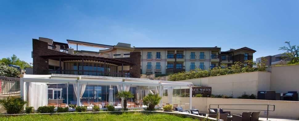 Een foto van de buitenkant van Blue Waves Resort