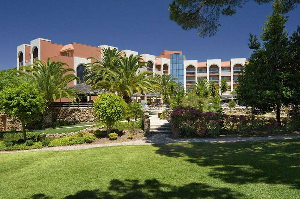 Een foto van de buitenkant van Falesia Hotel