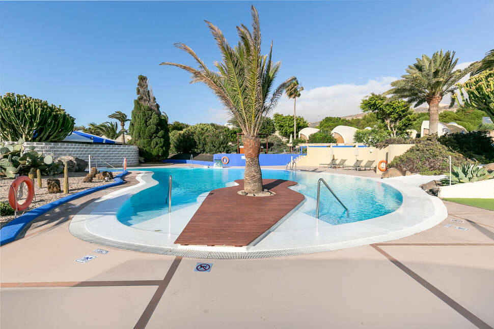Ein Foto vom Pool im Hotel Livvo Risco del Gato Suites