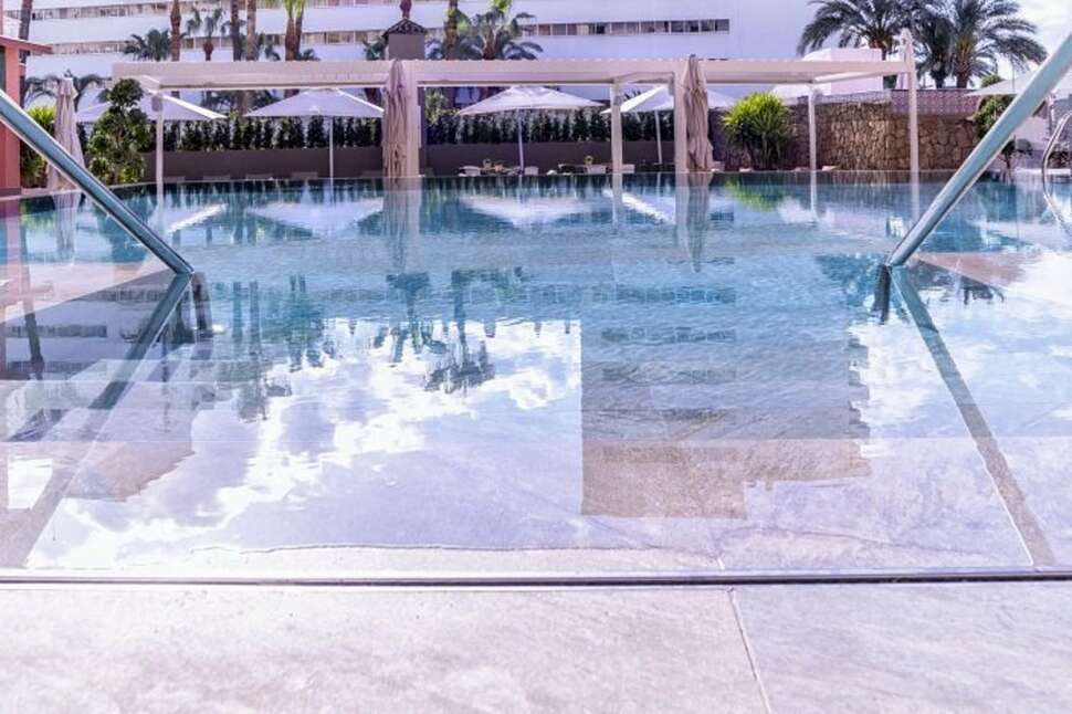 Een foto van het zwembad bij Hotel Fenix Torremolinos