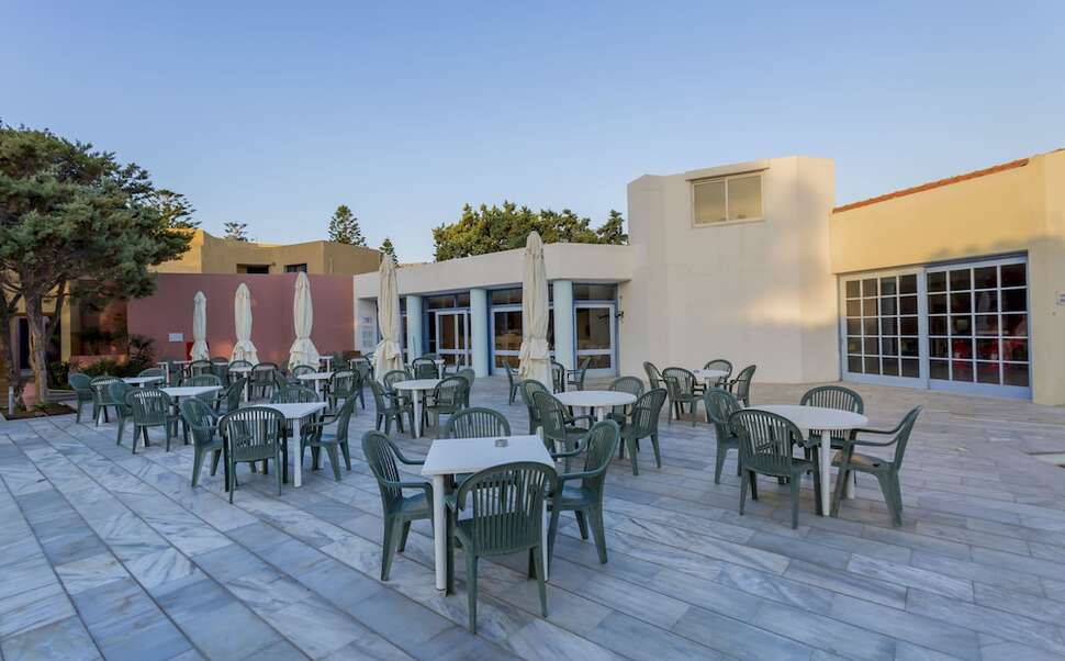 Een foto van het terras bij Dessole Dolphin Bay Resort