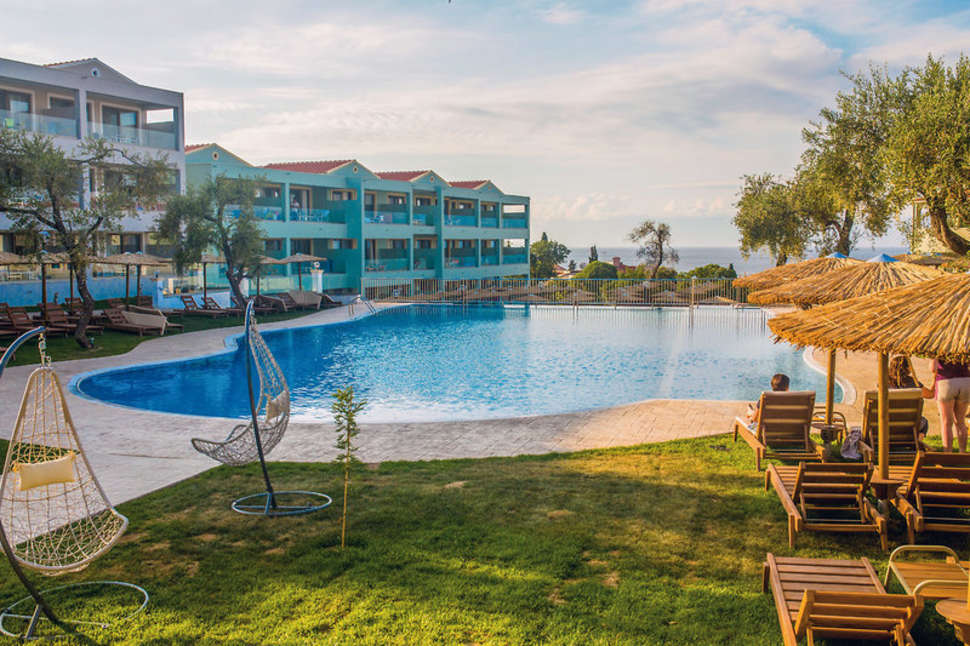 Een foto van het zwembad bij Aparthotel Robolla Beach