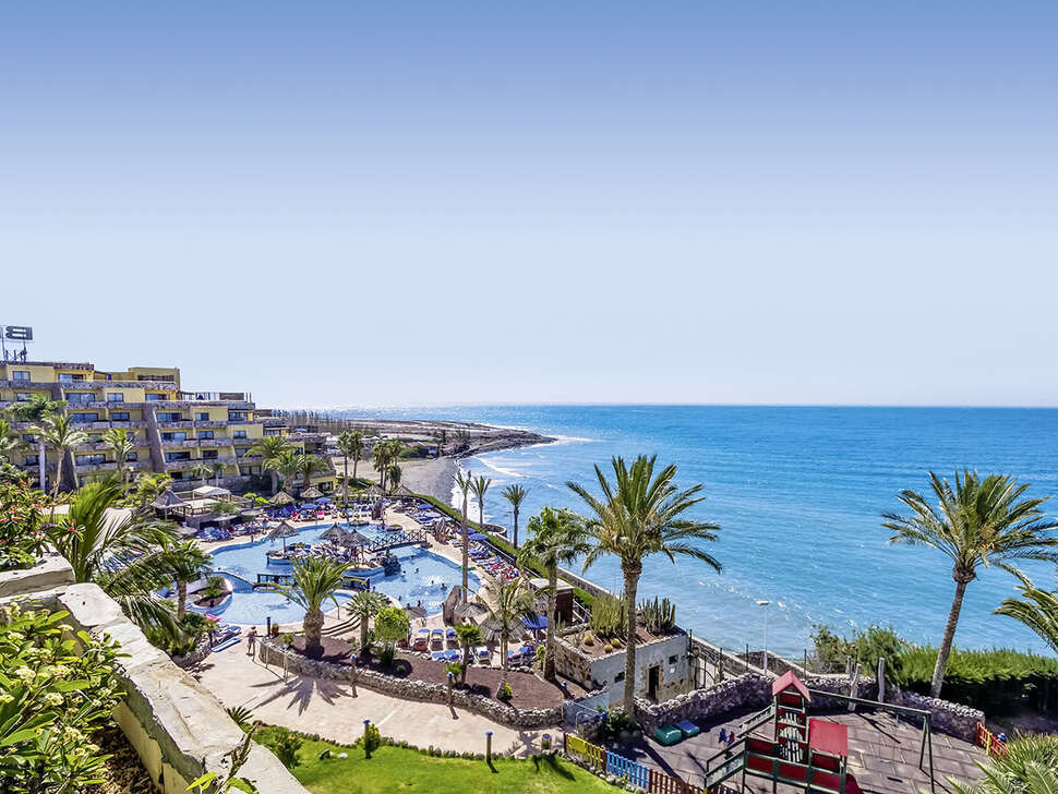 Een foto van het zwembad bij BlueBay Beach Club