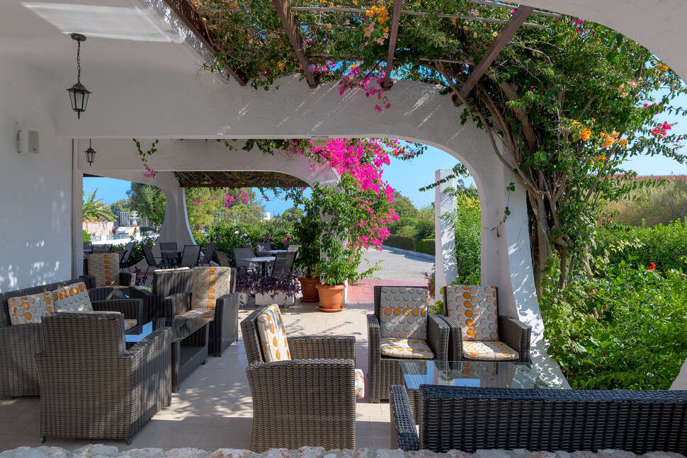 Een foto van het terras bij Nirvana Beach Hotel