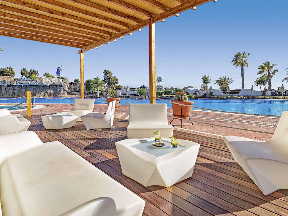 Een foto van het terras bij H10 Timanfaya Palace
