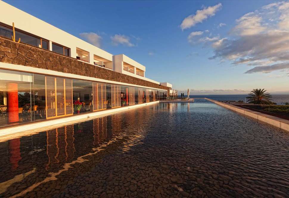 Een foto van de buitenkant van Hotel Costa Calero