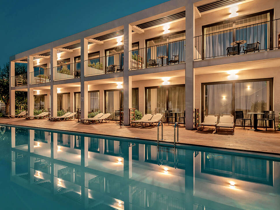Een foto van het zwembad bij New Beach Hotel