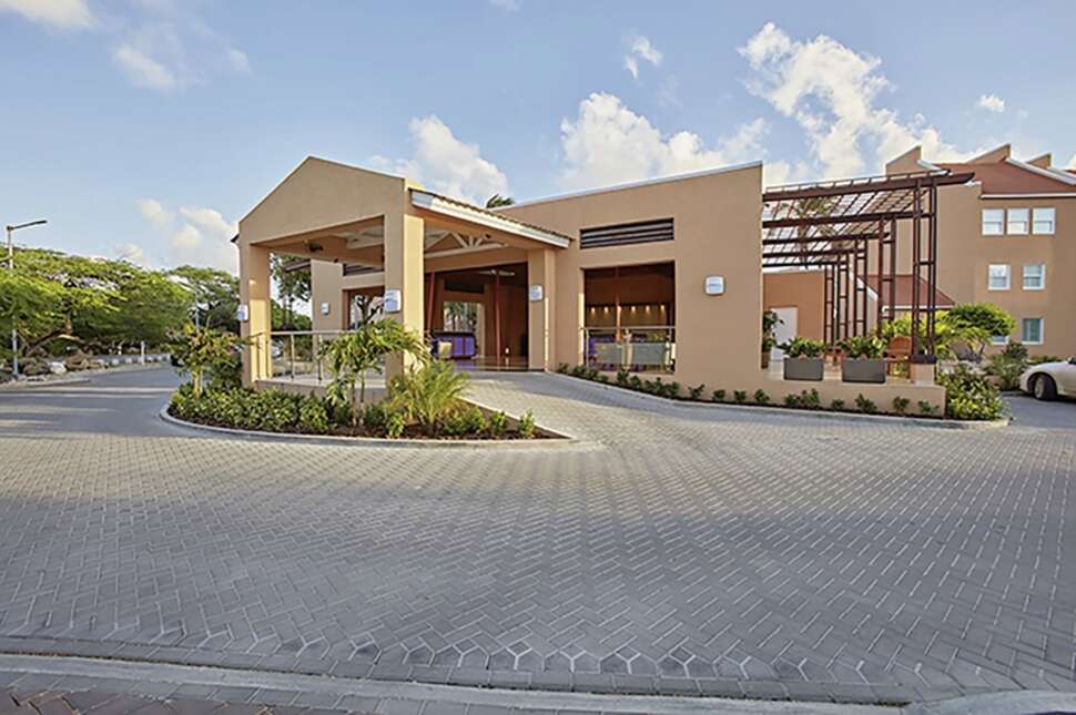 Een foto van de buitenkant van Divi Dutch Village Beach Resort