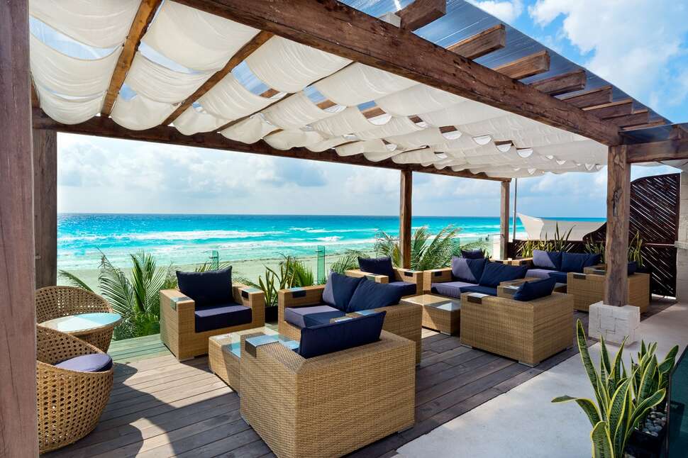Een foto van het terras bij Flamingo Cancun Resort