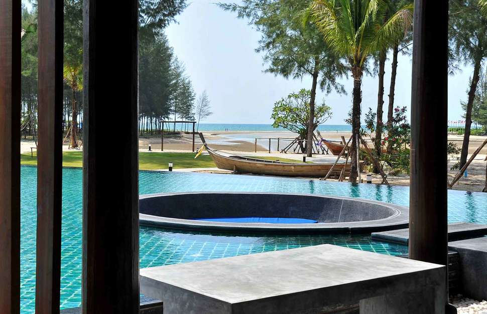 Een foto van het zwembad bij Apsara Beachfront Resort & Villa