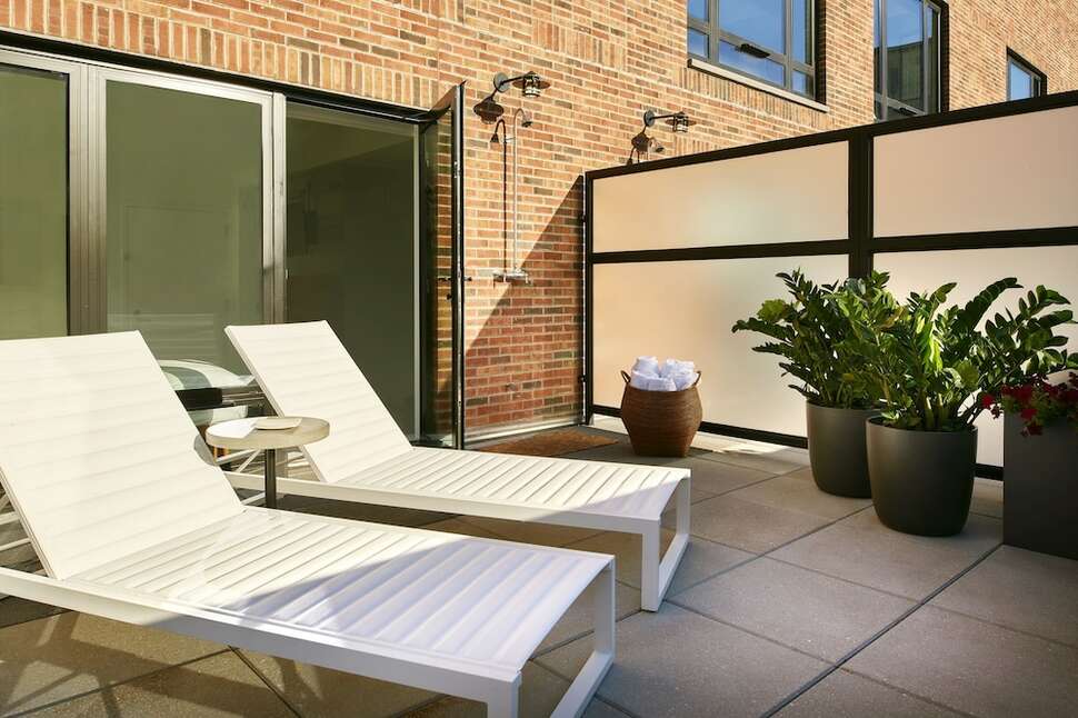 Ein Foto von der Terrasse im Arlo SoHo Hotel