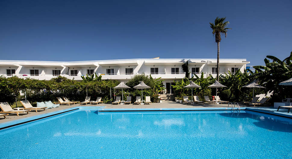 Ein Foto vom Pool im Costa Angela Seaside Resort