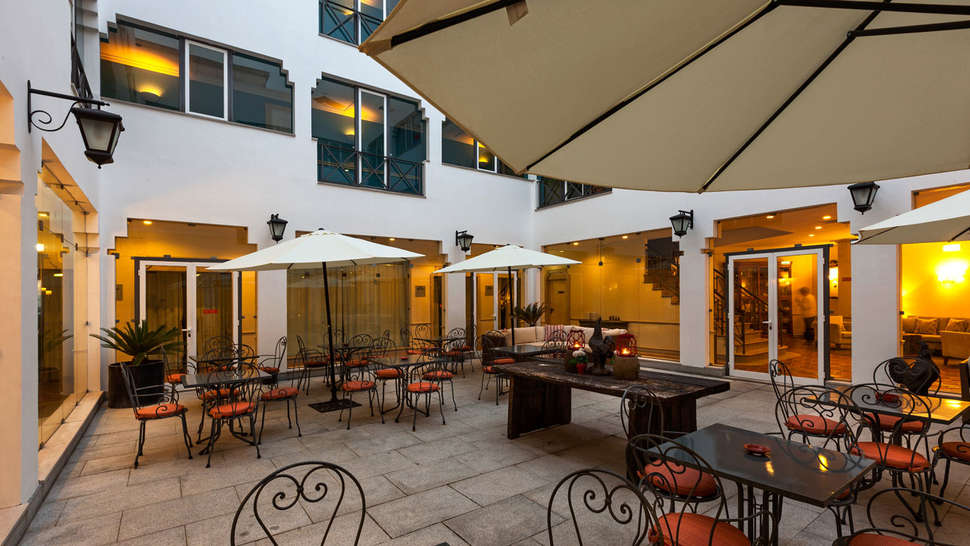 Ein Foto von der Terrasse im M'AR De AR Muralhas Hotel