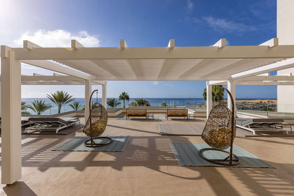 Een foto van het terras bij Corallium Dunamar by Lopesan Hotels