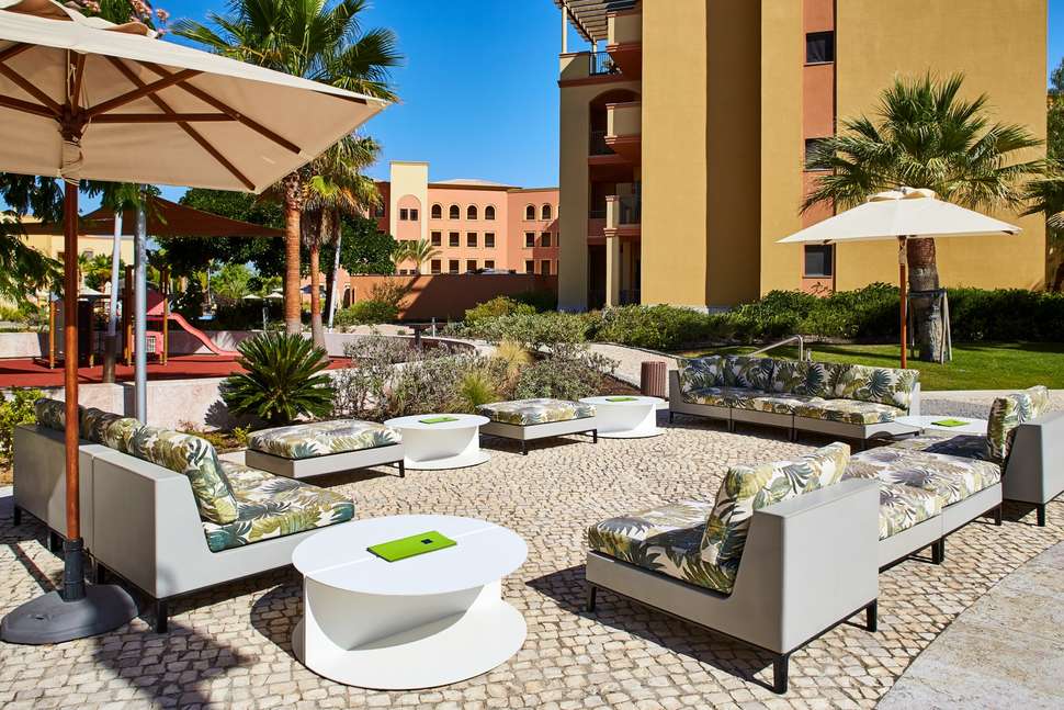 Een foto van het terras bij The Residence Vilamoura