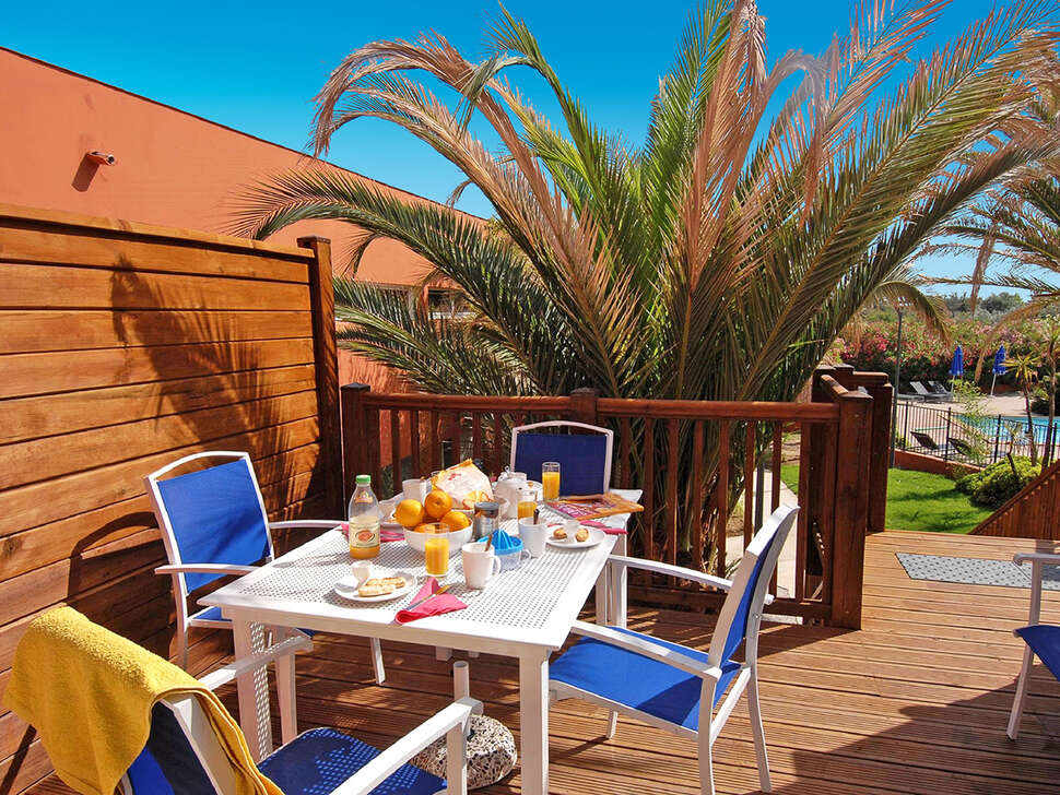 Een foto van het terras bij Odalys Residence du Golfe