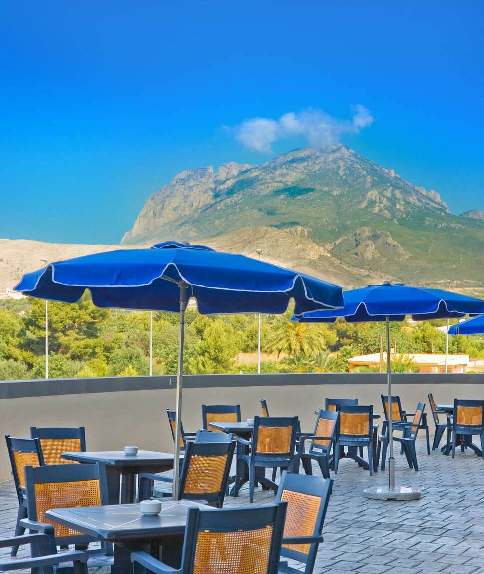 Een foto van het terras bij La Estacion Hotel