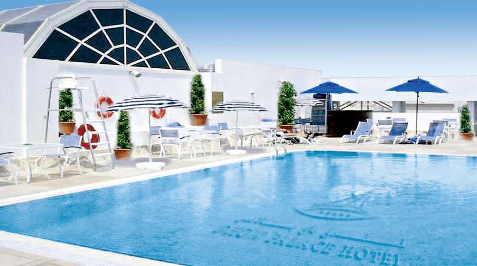 Ein Foto vom Pool im Grand Excelsior Hotel Bur Dubai