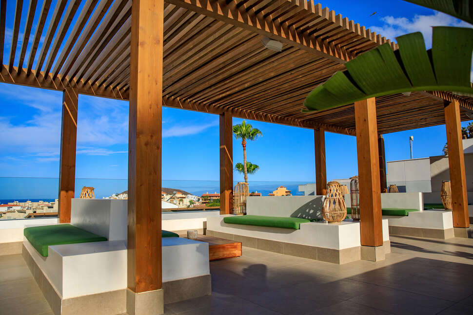 Een foto van het terras bij Ohasis Boutique Suites
