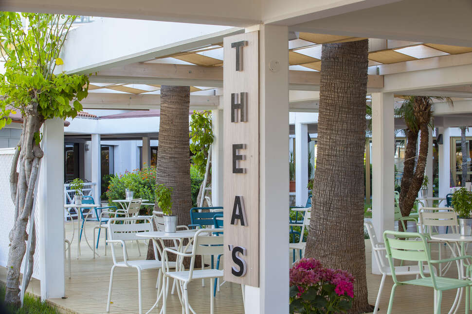 Een foto van het terras bij TUI Blue Atlantica Aeneas Resort