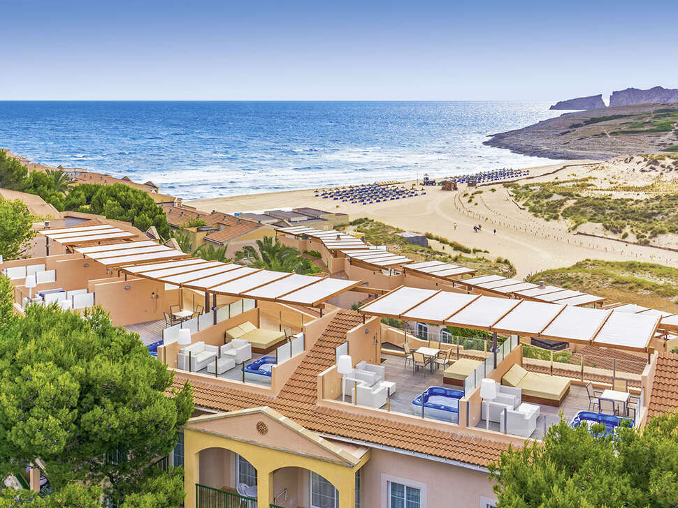 Een foto van de buitenkant van Hotel Zafiro Cala Mesquida