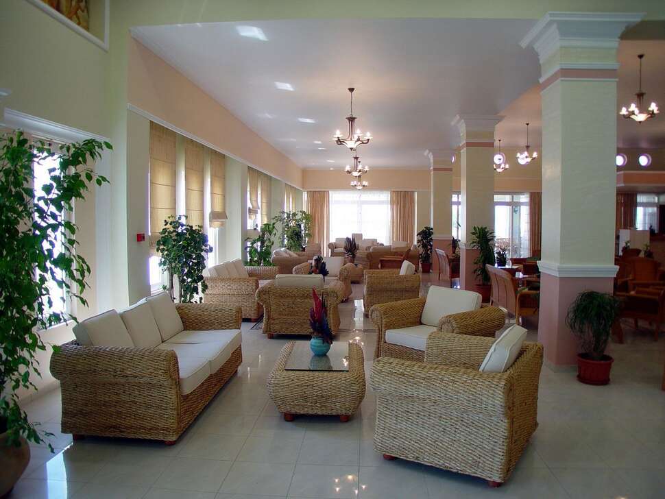 Een foto van het interieur van Gaia Royal Hotel