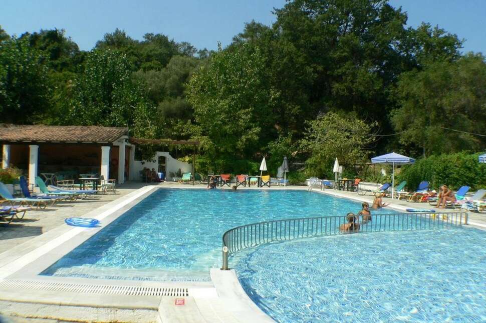 Ein Foto vom Pool im Ipsos Beach Hotel