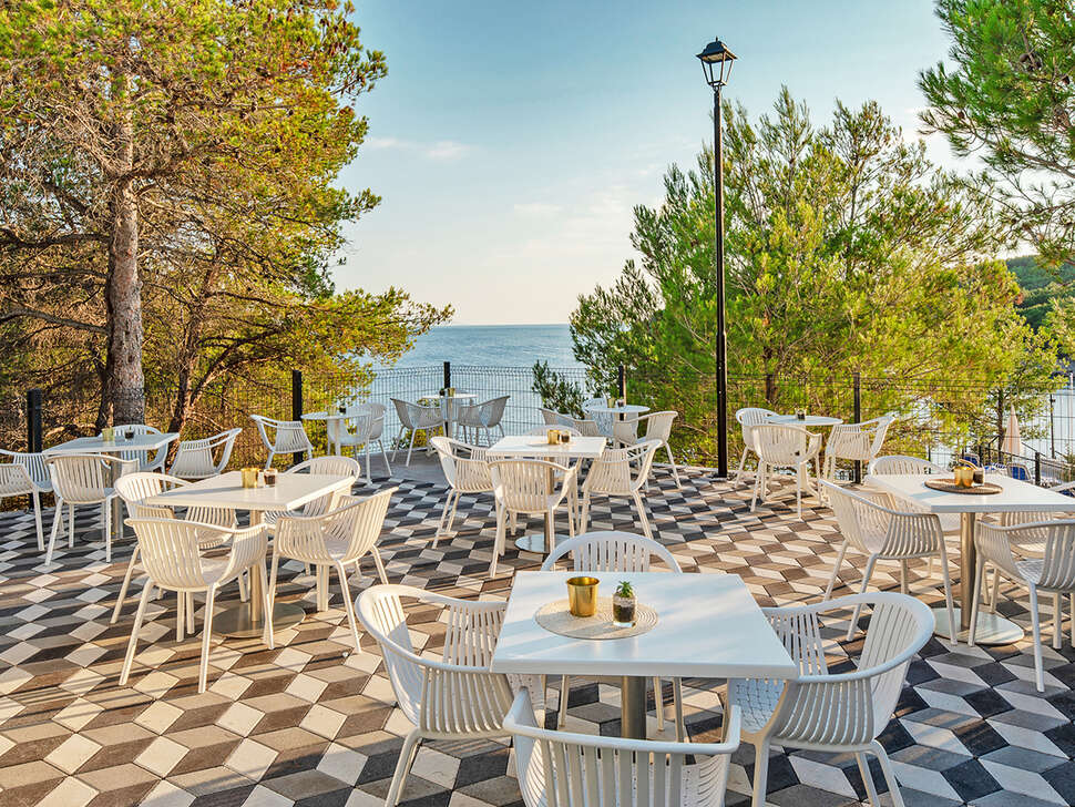 Een foto van het terras bij Gava Waterman Milna Resort