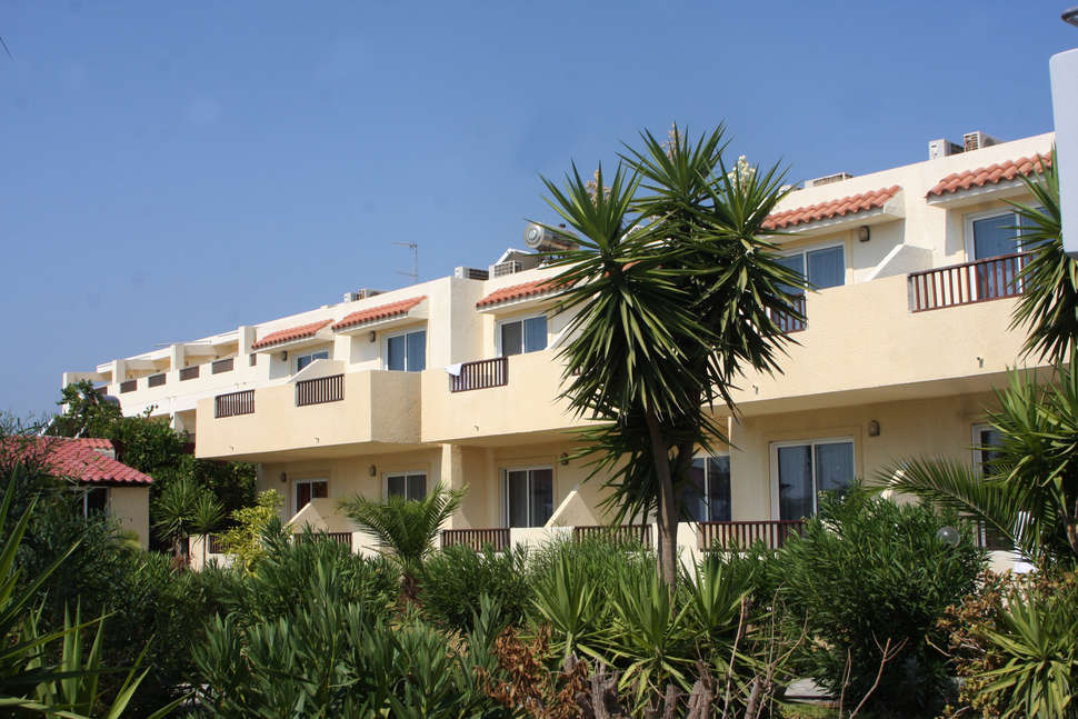 Een foto van de buitenkant van Evripides Village Beach Hotel
