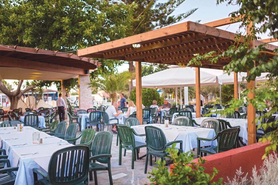Een foto van het terras bij Atlantis Hotel