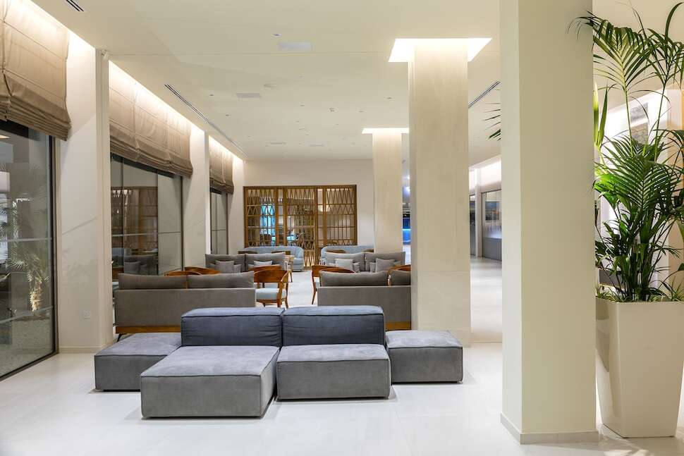 Een foto van het interieur van Faros Hotel
