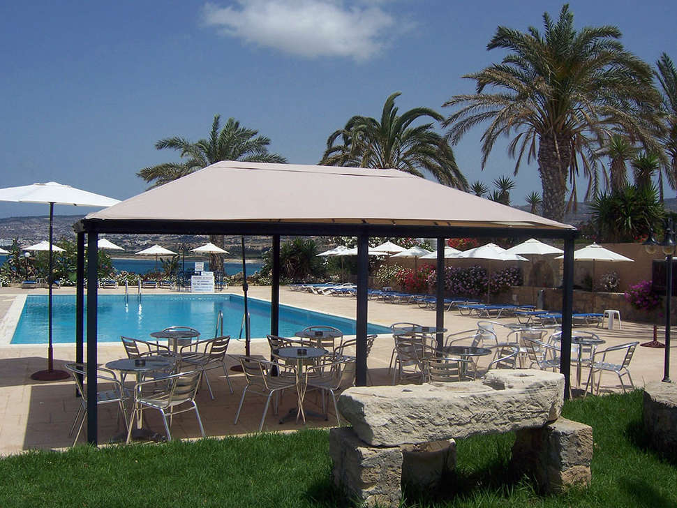 Een foto van het zwembad bij Vrachia Beach Hotel & Suites