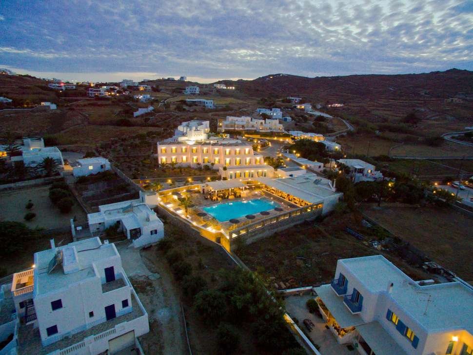 Een foto van het zwembad bij Yiannaki Hotel