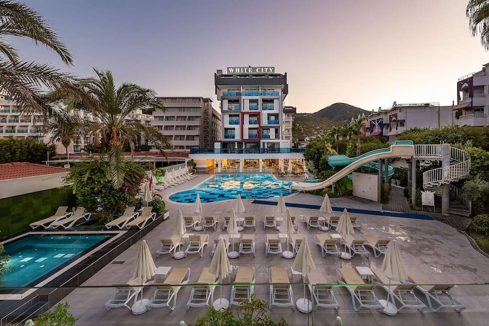 Een foto van het zwembad bij White City Beach Hotel