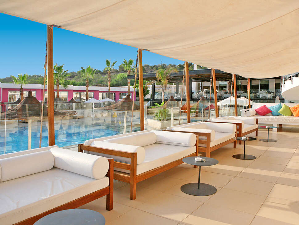 Een foto van het terras bij Napa Mermaid Hotel & Suites